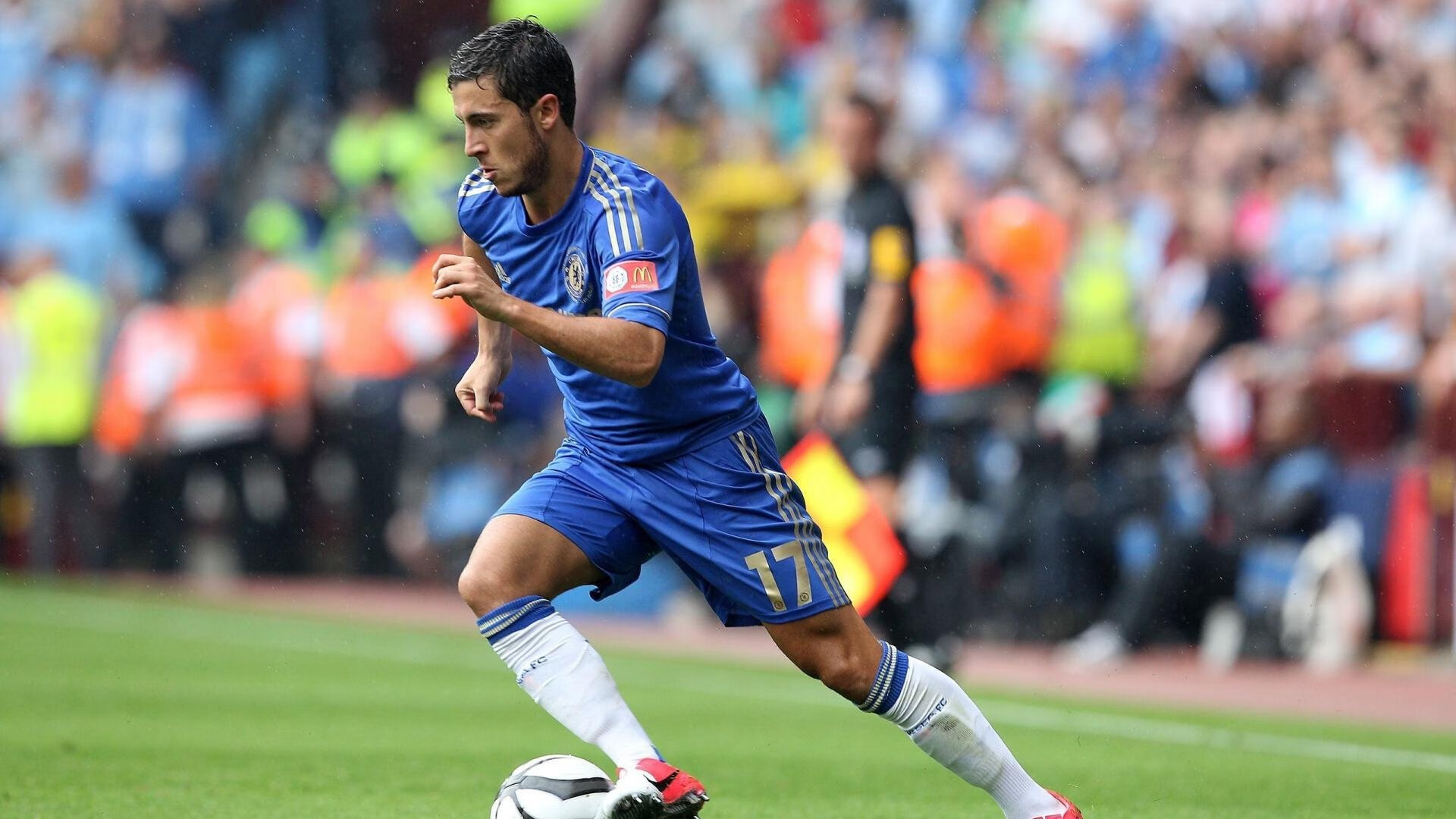 开云官网-赛道轰鸣与数据统治，当F1街道赛之夜遇见戈贝尔的禁区交响